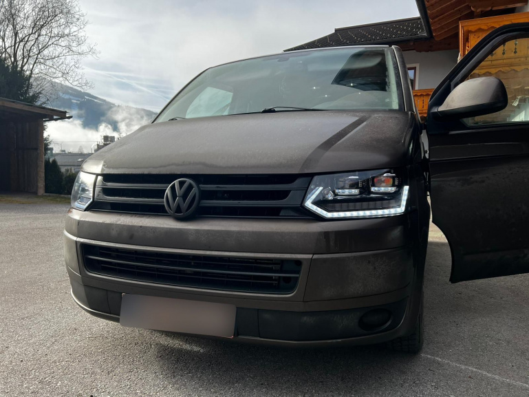 VOLL LED Tagfahrlicht Scheinwerfer für VW T5 GP (Facelift) 10-15 schwarz mit dynamischem LED Blinker und Begrüßungsfunktion